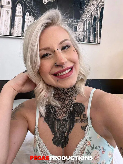 Petite Tattooed Woman Gives a Blowjob – photo 16 of 20