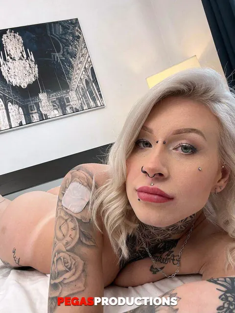 Petite Tattooed Woman Gives a Blowjob – photo 18 of 20