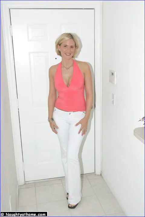 Desirae Spencer: Thick Blonde MILF Rubs Her Clit in Heels on the Bed – photo 1 of 11