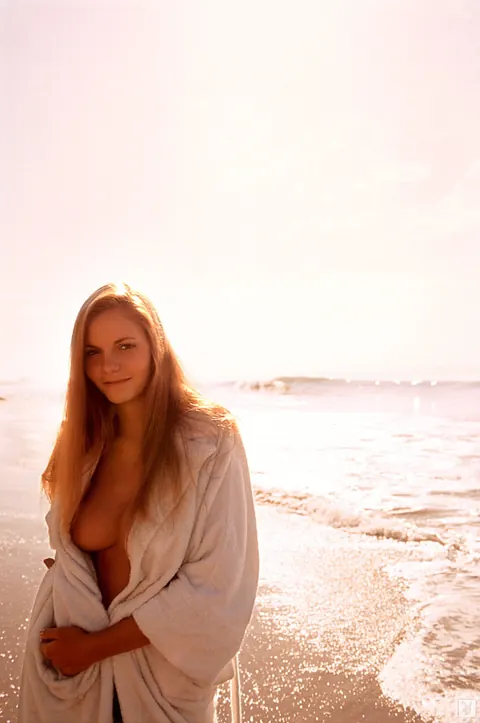 Sandy Johnson: Mature Brunette Undresses Outdoors to Show Her Hairy Bush – photo 1 of 16