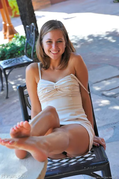 Riley Reid: Brunette in Heels Masturbates with a Cucumber Outdoors – photo 2 of 20