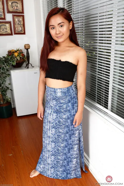Elle Voneva: Petite Asian Redhead Poses Nude and Shows Her Feet – photo 1 of 21