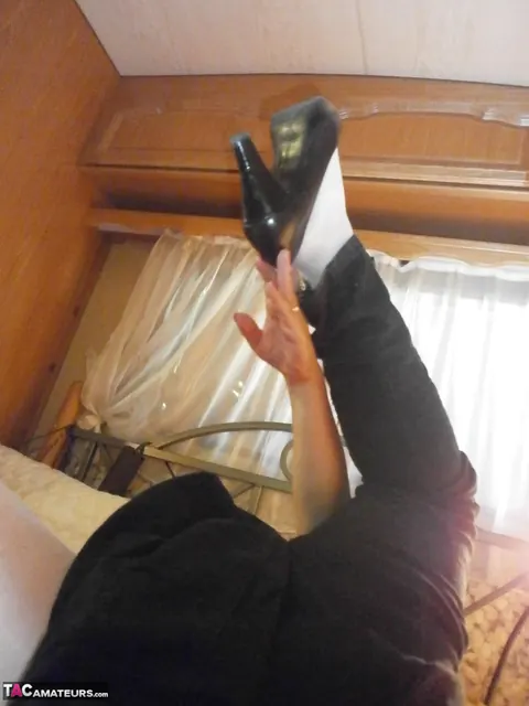 BBW in Heels Spreads Her Pussy on the Bed – photo 16 of 20