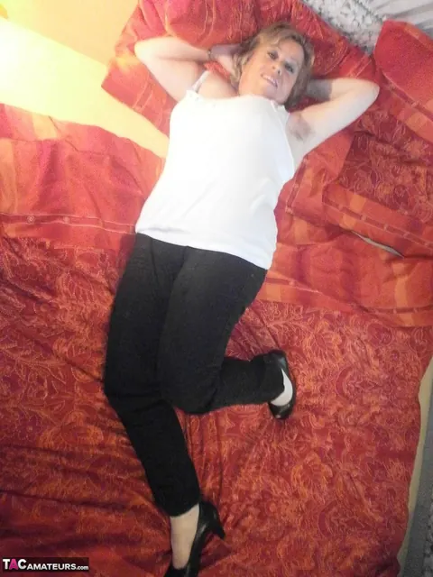 BBW in Heels Spreads Her Pussy on the Bed – photo 7 of 20