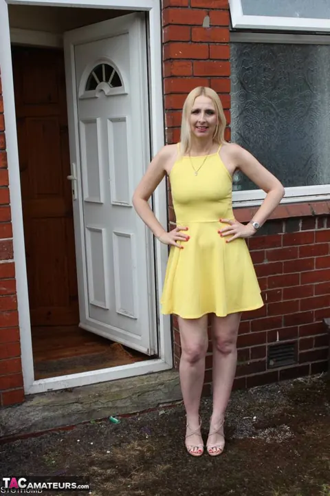 Tracey Lain: Thick British MILF in Heels Flashes Outdoors Before Anal Cowgirl Creampie – photo 1 of 20