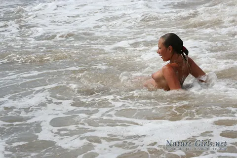 PAWG Poses Nude on the Public Beach – photo 3 of 16