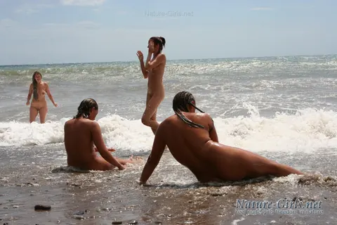 PAWG Poses Nude on the Public Beach – photo 15 of 16