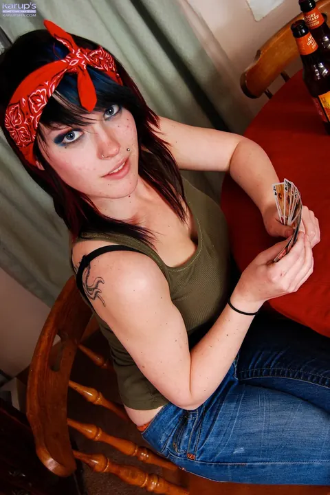 Amateur Woman Poses Fully Nude – photo 3 of 21
