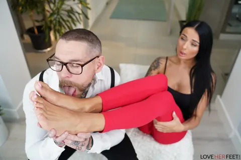 Maddi Black: Busty Brunette Rides Cowgirl and Gets Jizzed on Her Feet – photo 10 of 21