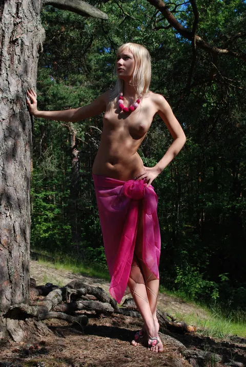 Kathy Seeger: British Brunette Poses Nude for Glamour Gallery – photo 11 of 21