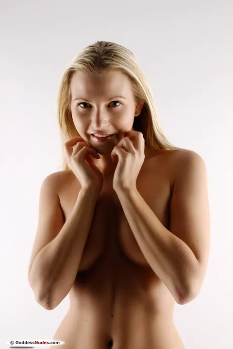 Blonde PAWG Spreads Her Legs and Shows Her Trimmed Pussy – photo 19 of 21