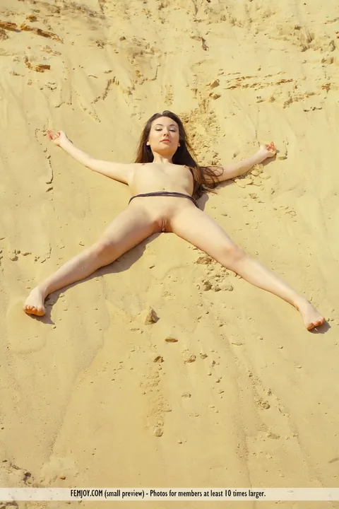 European PAWG Spreads Her Shaved Pussy on a Sandy Hillside – photo 9 of 16