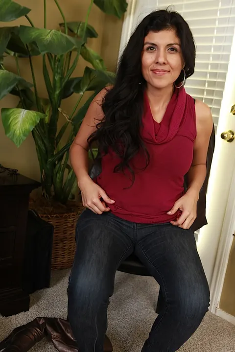 Sofia Reyes: Thick Brunette MILF Strips Off Her Jeans and Fingers Her Asshole – photo 3 of 16