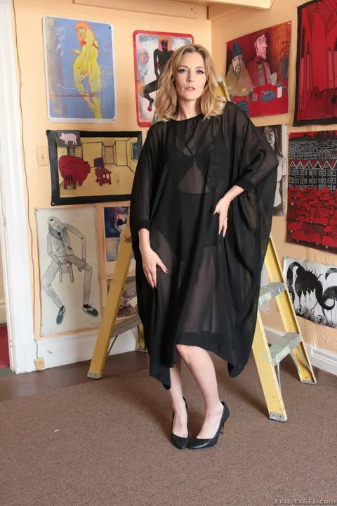 Mona Wales: Blonde MILF Strips Out of Her Lingerie and Heels – photo 1 of 20