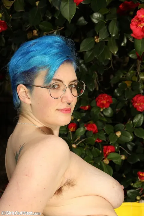 Thick Blue-Haired Babe Spreads Her Hairy Pussy in the Garden – photo 11 of 21