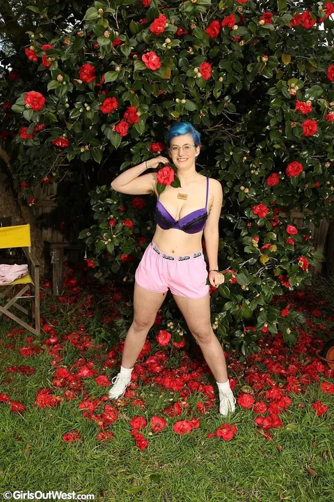Thick Blue-Haired Babe Spreads Her Hairy Pussy in the Garden – photo 2 of 21