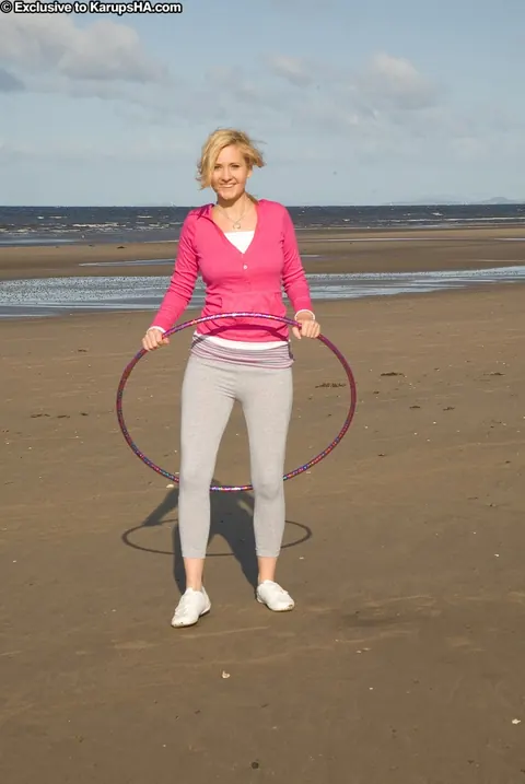 Charlie Baxter: Blonde PAWG Strips and Spreads Outdoors – photo 2 of 21