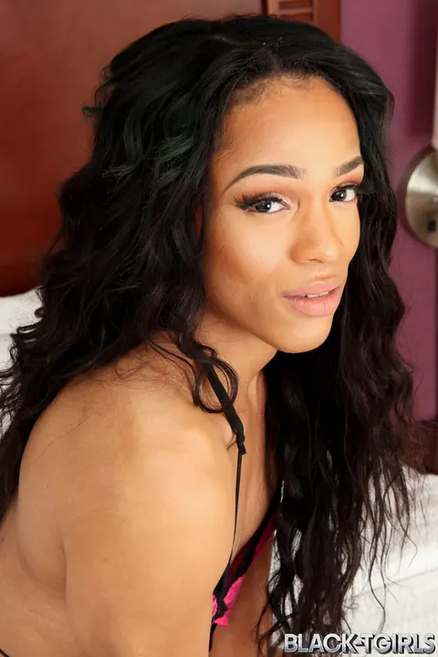 Ebony Trans Woman Strips Nude and Shows Her Body from All Sides – photo 3 of 16