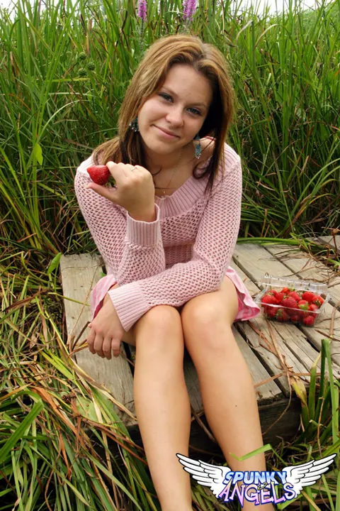 Woman Lifts Her Skirt and Spreads Outdoors – photo 3 of 12