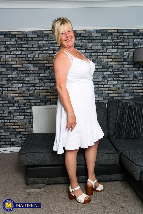 Thick British MILF Strips Off Her Stockings and Heels to Spread – photo 1 of 11