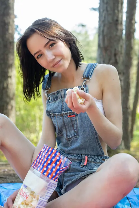 Brunette Model Poses Nude and Shows Her Body – photo 1 of 21