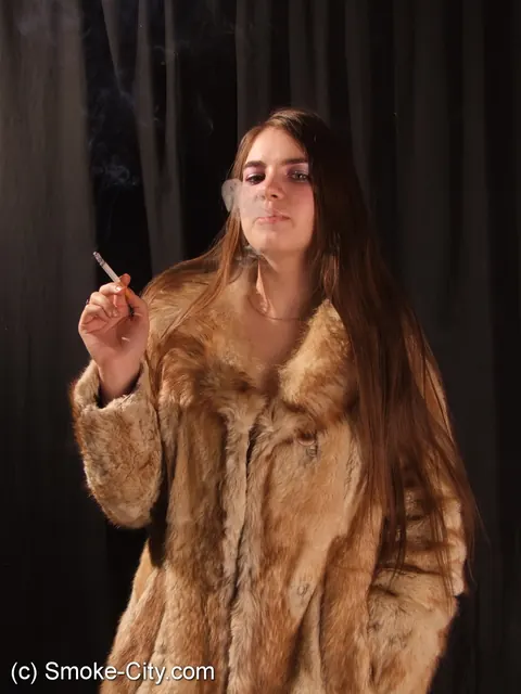 PAWG Sheds Fur Coat and Poses in Heels – photo 4 of 16
