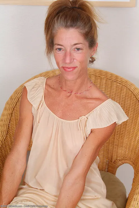 MILF Lifts Her Skirt and Spreads Her Shaved Pussy – photo 4 of 21