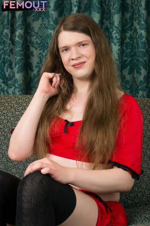 Trans Woman Undresses and Poses Nude for the Gallery – photo 2 of 16