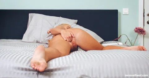 Vinna Reed: Blonde with Small Natural Tits and a Tattoo Fingers Her Pussy – photo 16 of 21