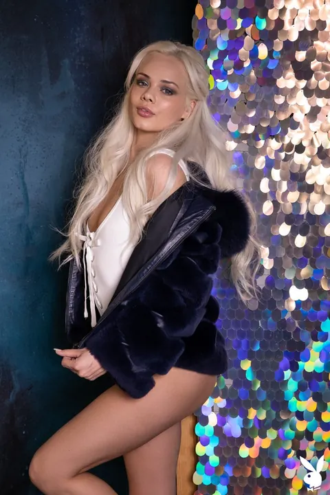 Elsa Jean: Slim Blonde Strips Naked and Shows Off Her Small Tits and Ass – photo 3 of 20