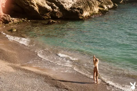 Petite Skinny Woman Spreads Her Legs on the Beach – photo 19 of 20
