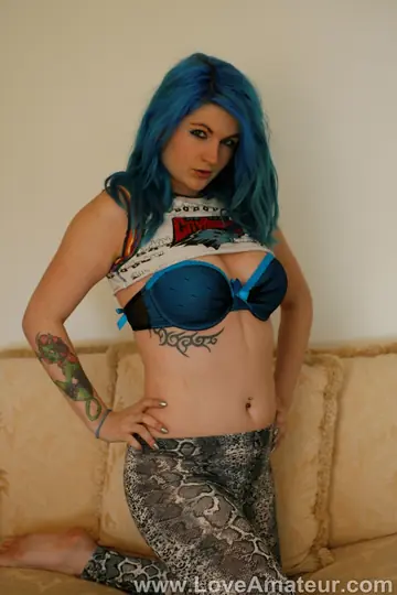 Emma Black – Busty British Woman Strips Out of Her Lingerie