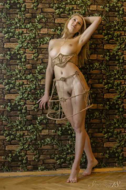 Blonde Stands Nude and Spreads Her Pussy – photo 11 of 16