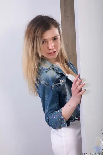 Liza Smoke – Slim Blonde in Jeans Fucks a Purple Toy