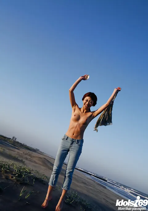 Yu Satome: Japanese Brunette Reveals Her Big Tits on the Beach – photo 7 of 14