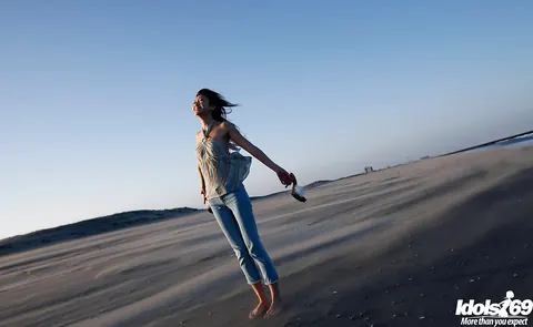 Yu Satome: Japanese Brunette Reveals Her Big Tits on the Beach – photo 2 of 14