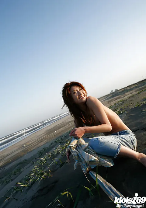 Yu Satome: Japanese Brunette Reveals Her Big Tits on the Beach – photo 12 of 14