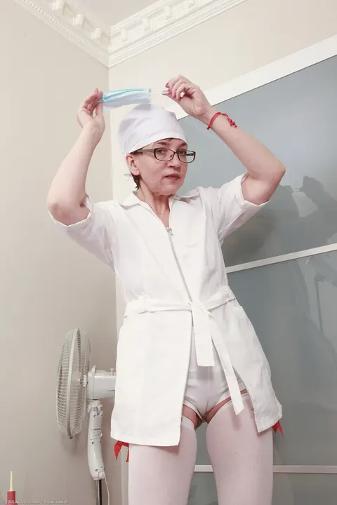 MILF Undresses and Poses Nude Showing Her Mature Body – photo 4 of 21