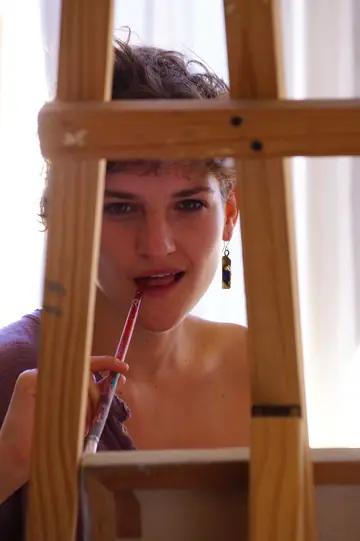 Short-Haired Woman Spreads Her Hairy Pussy and Inserts Paintbrush