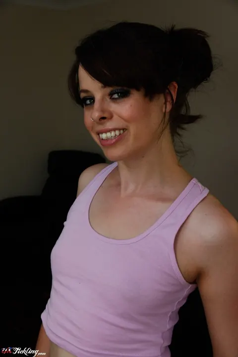 Tiffany Naylor: British Brunette MILF in Shorts Poses and Shows Her Feet – photo 2 of 12