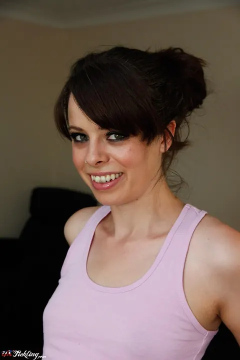 Tiffany Naylor: British Brunette MILF in Shorts Poses and Shows Her Feet – photo 3 of 12