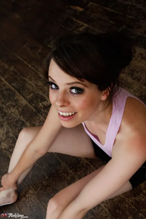 Tiffany Naylor: British Brunette MILF in Shorts Poses and Shows Her Feet – photo 5 of 12