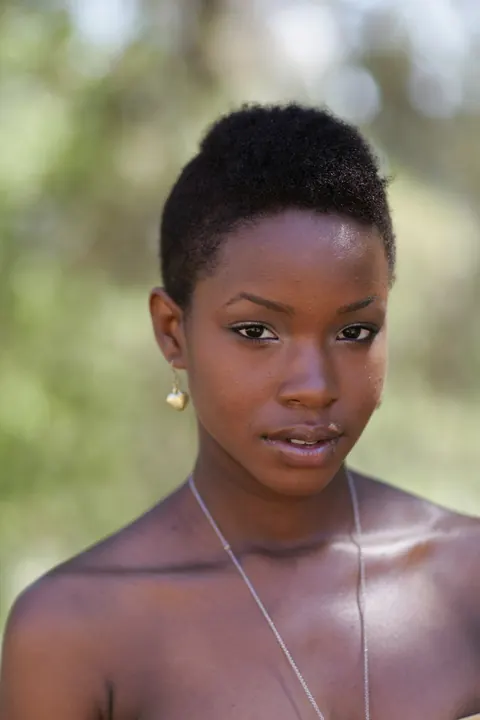 Ebony Woman with Short Hair Poses Fully Clothed – photo 19 of 20