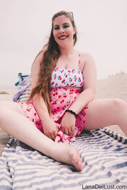 Lana Del Lust: Chubby Brunette Strips and Shows Off Her Big Ass on the Beach – photo 9 of 15