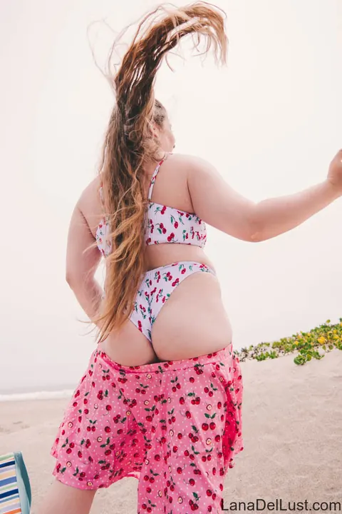 Lana Del Lust: Chubby Brunette Strips and Shows Off Her Big Ass on the Beach – photo 12 of 15