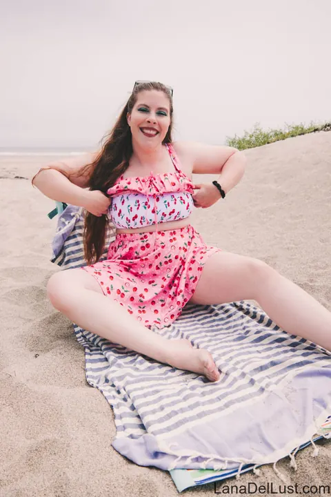 Lana Del Lust: Chubby Brunette Strips and Shows Off Her Big Ass on the Beach – photo 8 of 15