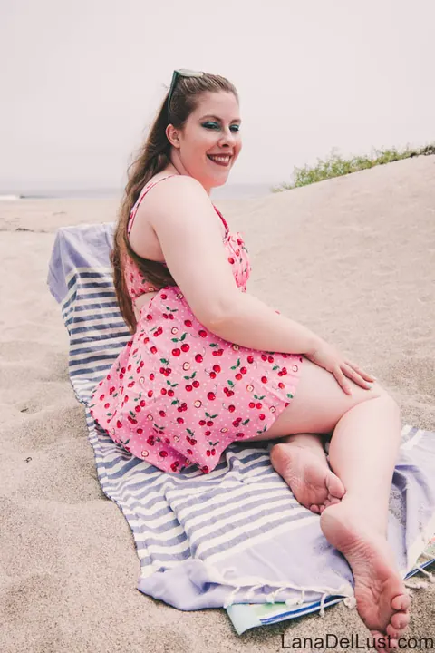 Lana Del Lust: Chubby Brunette Strips and Shows Off Her Big Ass on the Beach – photo 5 of 15