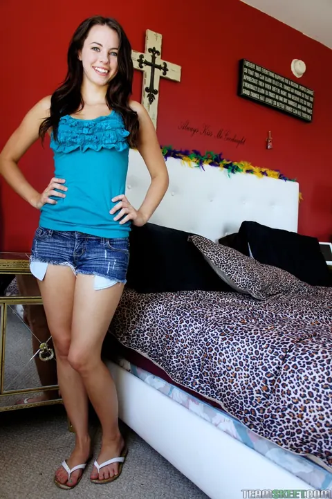 Veronica Radke: Skinny Brunette Undresses and Shows Her Tattoo – photo 2 of 17