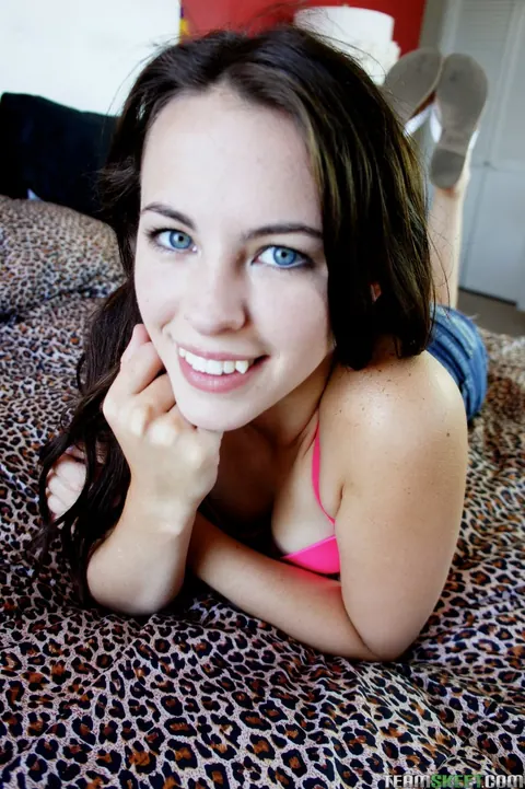 Veronica Radke: Skinny Brunette Undresses and Shows Her Tattoo – photo 5 of 17