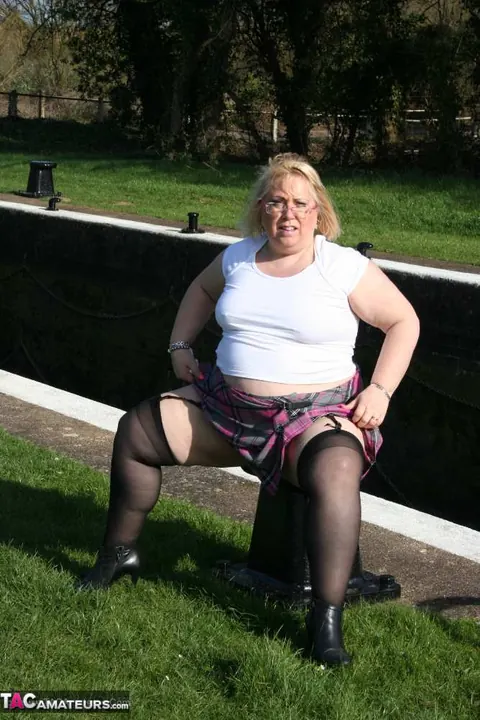 Lexie Cummings: Blonde BBW Uses Butt Plug Outdoors – photo 11 of 19